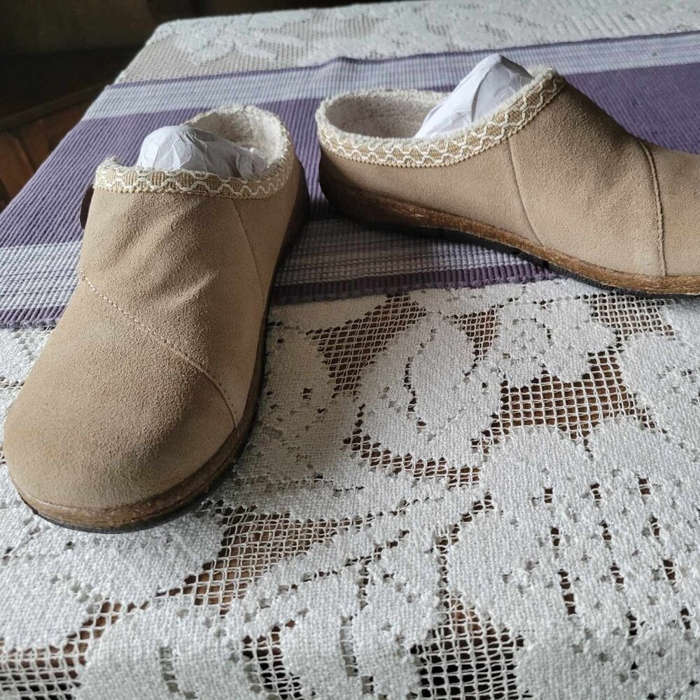 Earth Origins Wheat (color) Suede size 9.